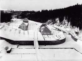 Blick von der Staumauer auf Filterhaus (links), Kraftwerk (rechts) und Sturzbecken